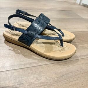 Born BOC Sharin Faux Leather Embossed Strap‎ Thong Sandals navy blue Size 9